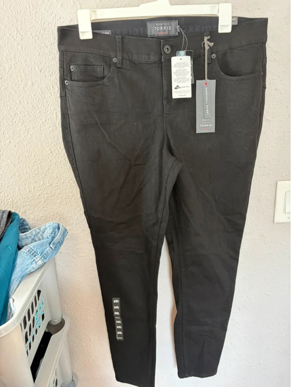 NWT Torrid Bombshell Skinny Black Jeans size 18R. $80 retail